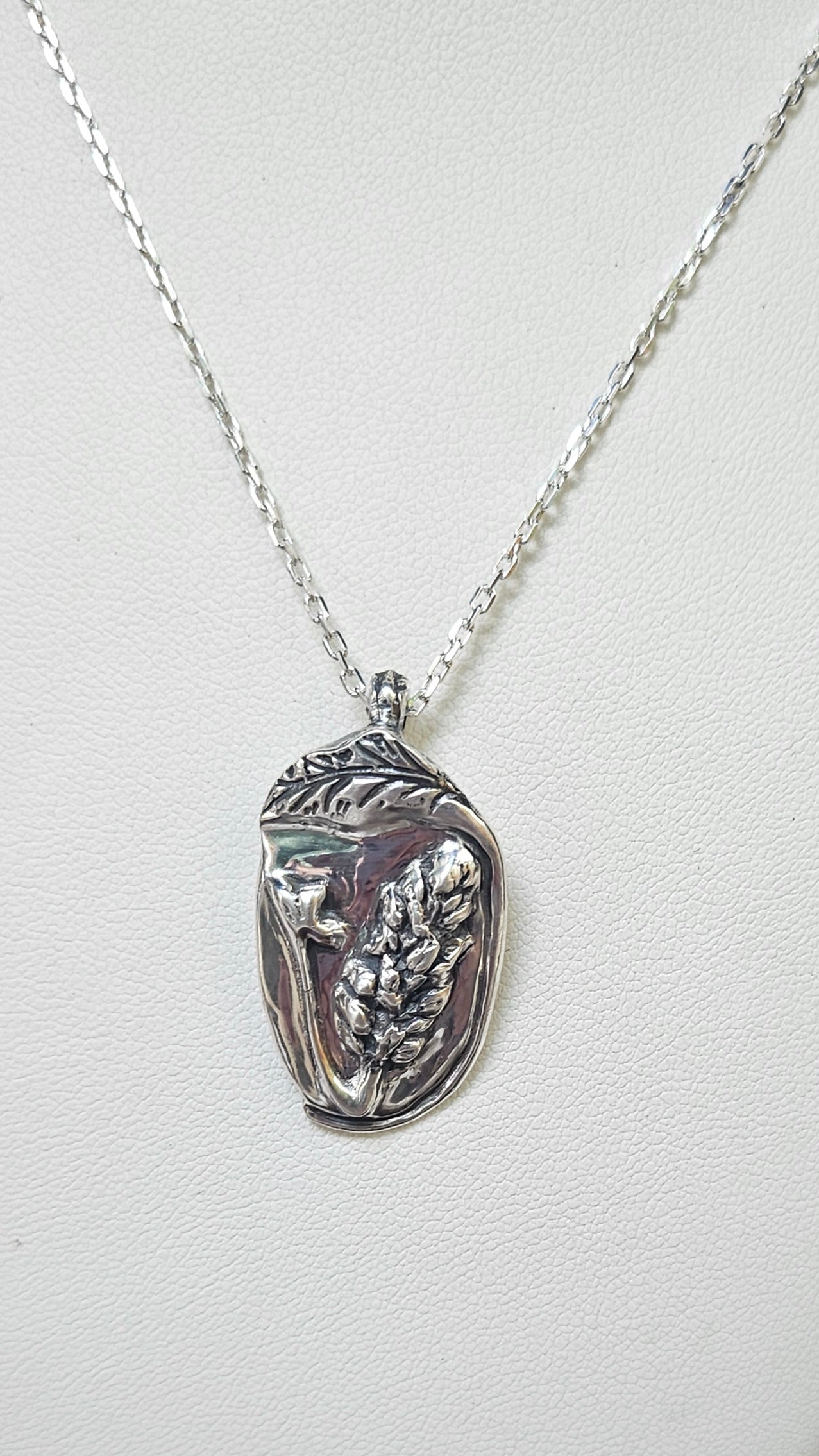 Silver flower pendant 